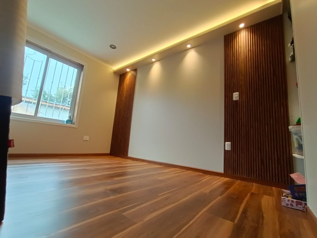 Revestimiento de muros en madera con iluminación LED