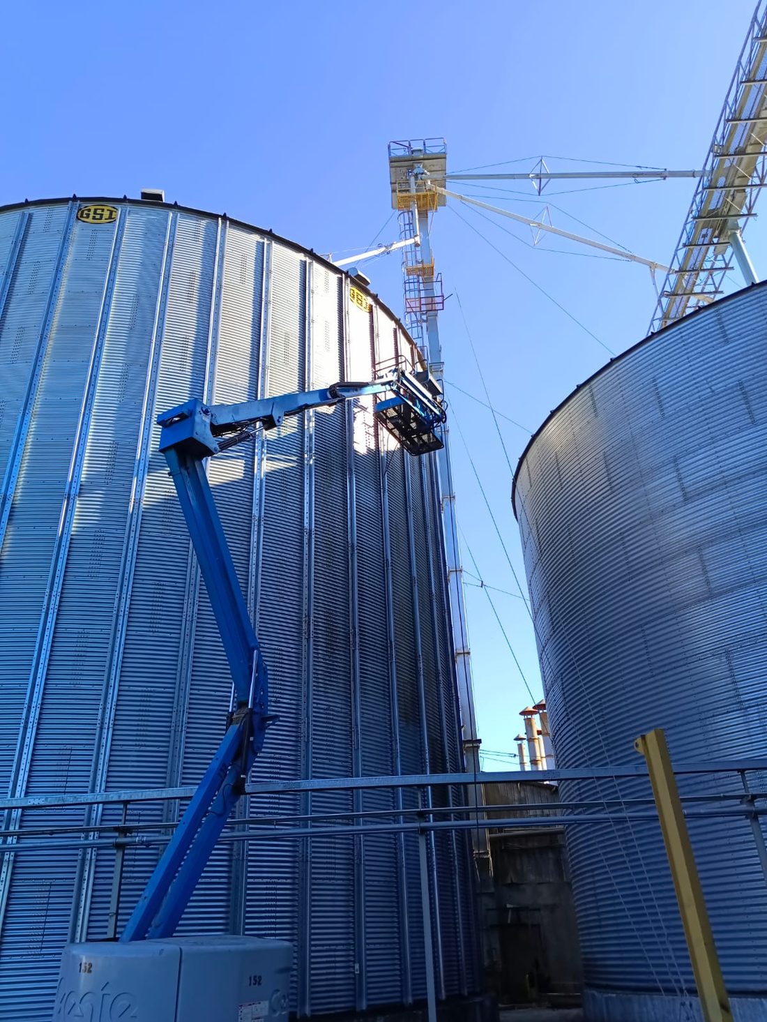 Mantención y pintura de silos en altura