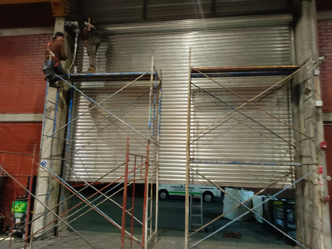 Instalación de cortina metálica